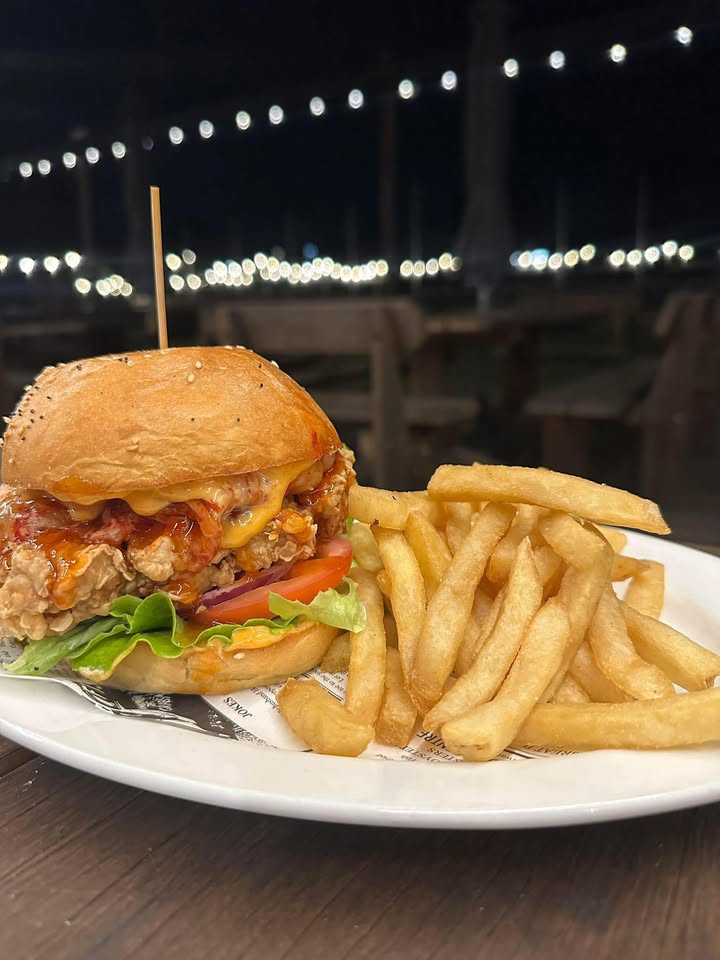 Featured image for “Fried Thai Chilli Chicken & Bacon Burger at The Lodge”